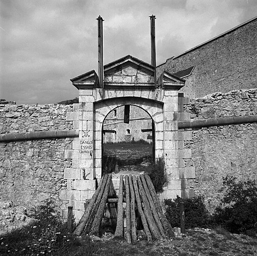 Porte du fort. Vue extérieure.