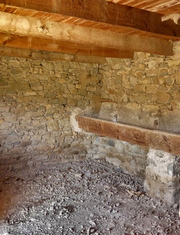 Vue de volume d'une étable-resserre dans un « cabanon », à la Longeagne.