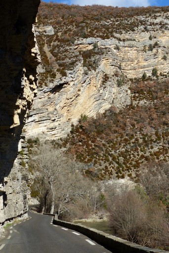 La R.D. 942 dans les gorges de la Méouge, en face du Rocher du Château.