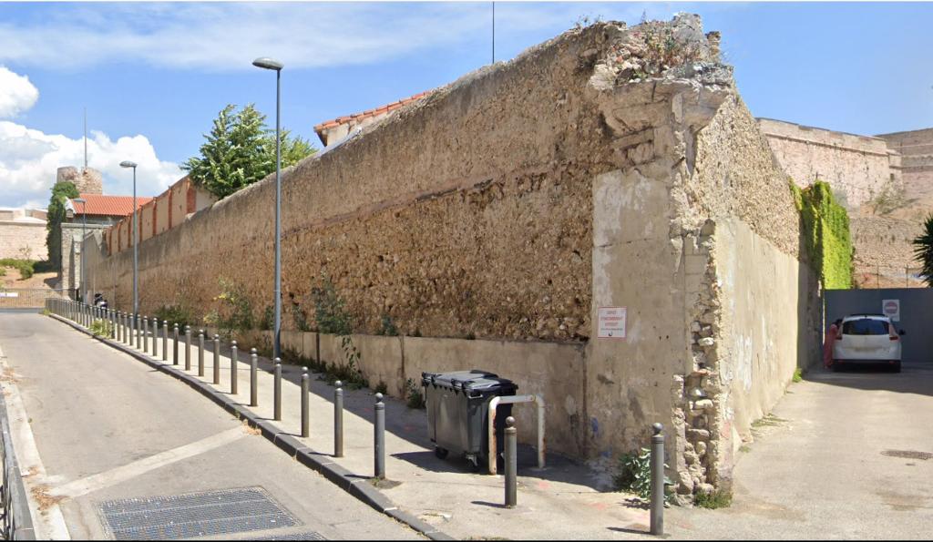 Fort St Nicolas : mur d'enveloppe triangulaire du magasin à poudre à l'extérieur du Front Ouest.