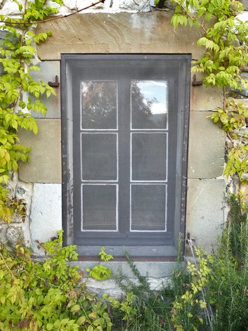 Bâtiment du logis, partie est. Elévation sud, premier niveau. Fenêtre.