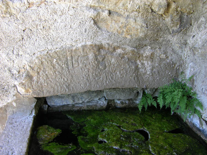 Lavoir, bassin de droite, détail : date (?).