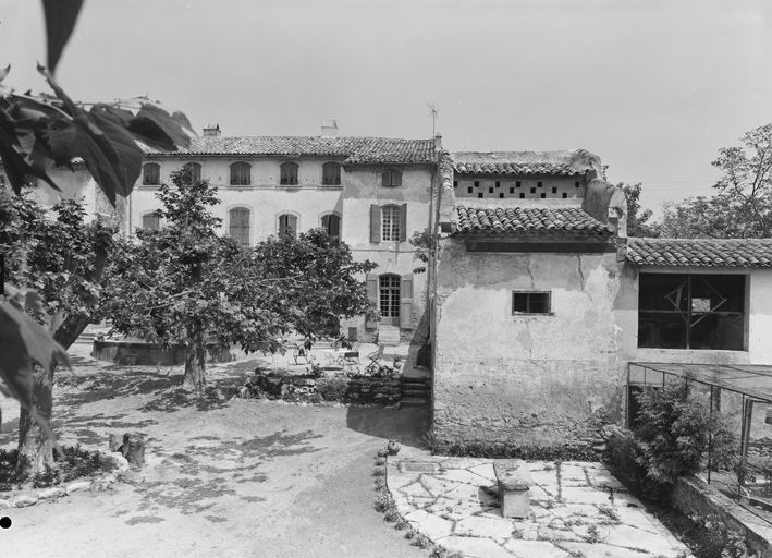 Façade antérieure. Au premier plan, le pigeonnier.