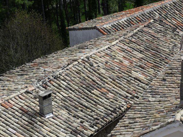 Couverture en tuile creuse avec ligne de faîtage commune à l'îlot.