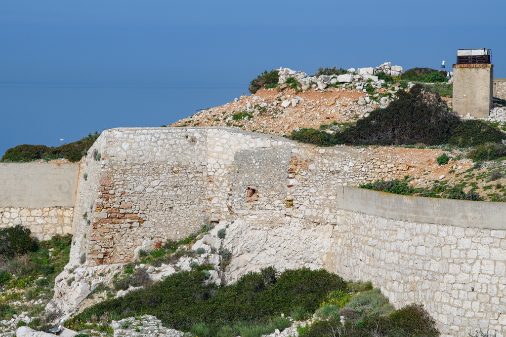Extrémité sud-ouest du front sud, redan et ancienne poterne murée XVIIe siècle entre revêtement 1881 des  positions de batterie 1 et 2
