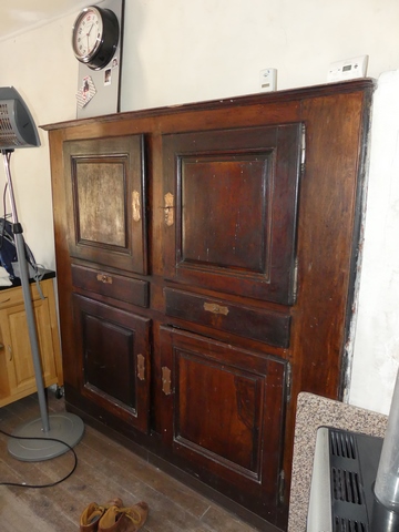 Rez-de-chaussée surélevé, cuisine. Mur sud, grand placard-niche.