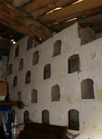 Dépendance nord. Etage, pigeonnier. Mur nord.