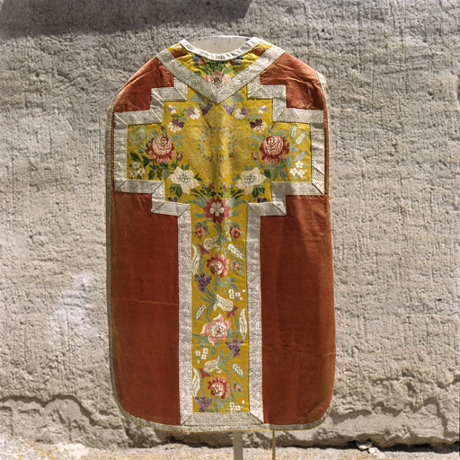 ensemble de vêtements liturgiques (N° 2) : chasuble, étole, manipule, bourse de corporal, voile de calice (ornement rouge)
