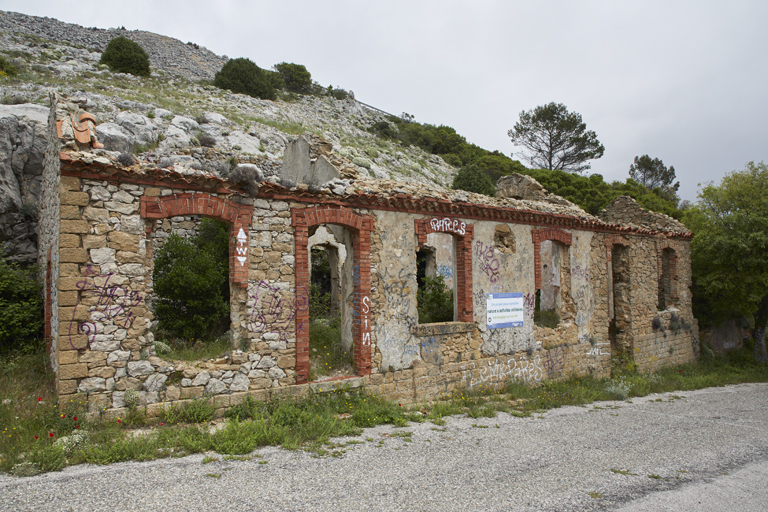 Ruines du bâtiment du logement du gardien de batterie, à 500m en aval de l'ouvrage Ouest.