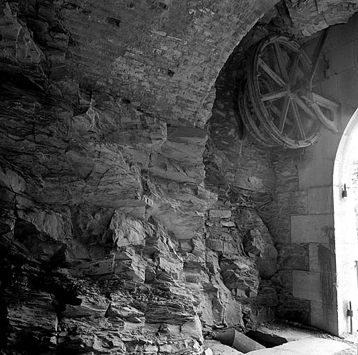 Fort moyen. Porte est. Vue intérieure. A gauche, mécanisme du pont-levis à la Derché. Au sol, contrepoids en partie tombé dans sa fosse.