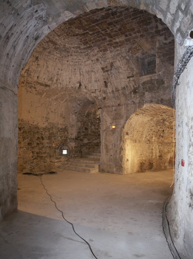 Galerie annulaire du soubassement, avec le débouché de la rampe et du segment sans absides.