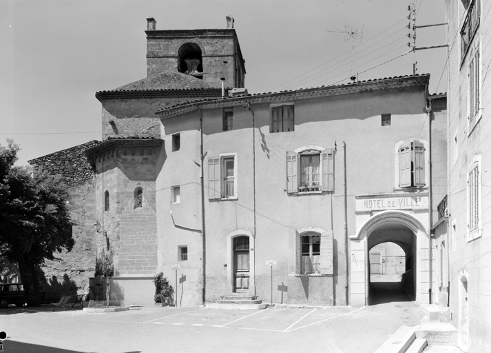 Prieuré, façade sur la place de l'église.