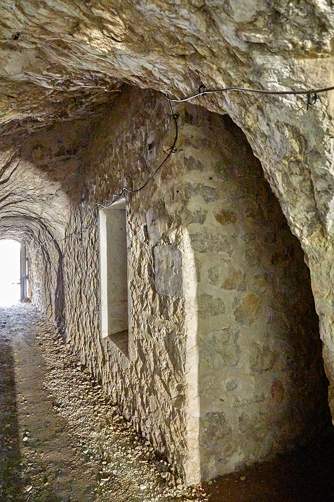 Entrée du magasin à poudre dans le souterrain caverne