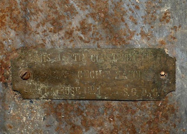 Bâtiment principal. Etage de soubassement, meunerie. Lessiveuse à grains, plaque du fabricant.