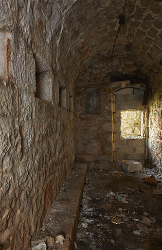 flanc crénelé casematé défendant l'ancienne porte, intérieur de la casemate active