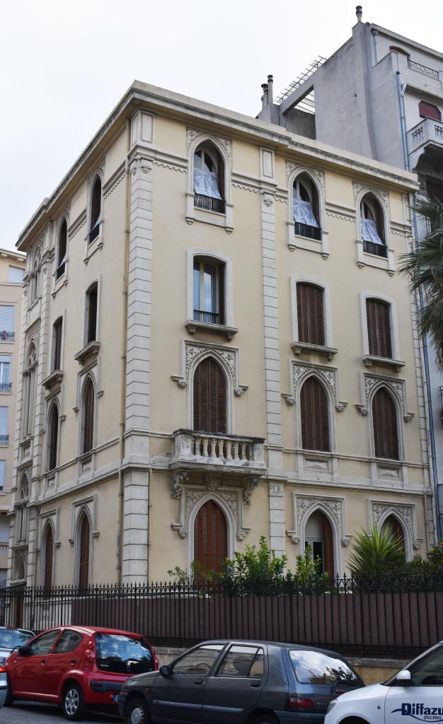 maison de villégiature (villa balnéaire) dite villa Degioanni, ayant abrité l'hôtel pension "Roubert" puis l'hôtel "Villa Kléber", actuellement immeuble