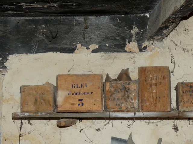 Rez-de-chaussée surélevé, cuisine. Mur nord, étagère.