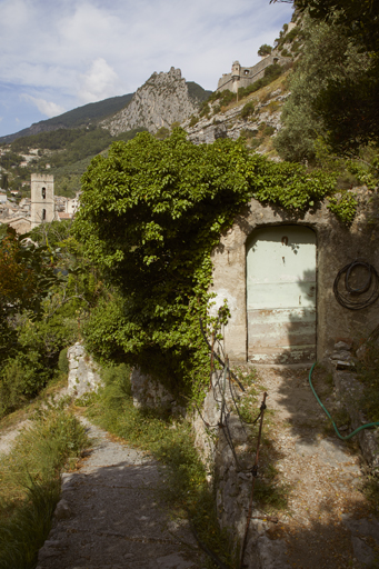 Entrevaux. Porte d'accès à un jardin enclos au quartier de la Fouent de Castel. Au fond, le village.