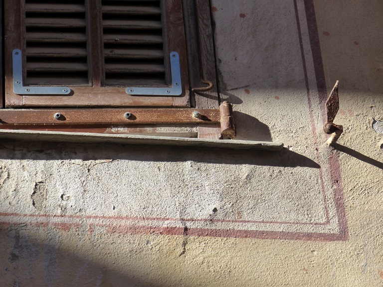 Maison (1833 B 211-212, 2025 B 292-293). Encadrement peint. 