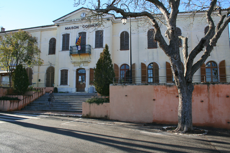 mairie-école, actuellement mairie et bureau de poste