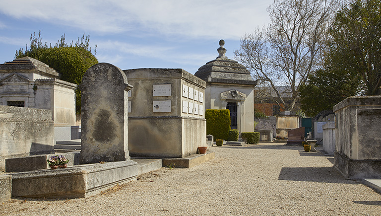 Vue de l'allée principale du cimetière, l'allée est-ouest, depuis l'entrée (ouest).