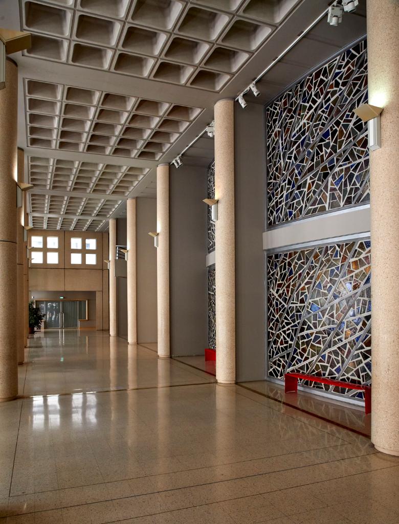 Bloc plénier. Vue détail du couloir situé à l'avant de l'hémicycle, avec verrière réalisée selon la technique de la dalle de verre qui éclaire la salle plénière.