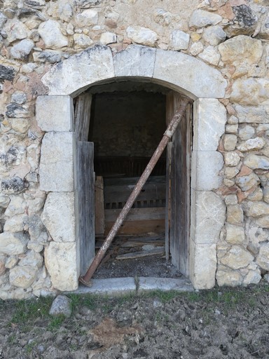 Porte d'étable avec encadrement en arc segmentaire. Ferme au quartier du Verger (Ribiers).