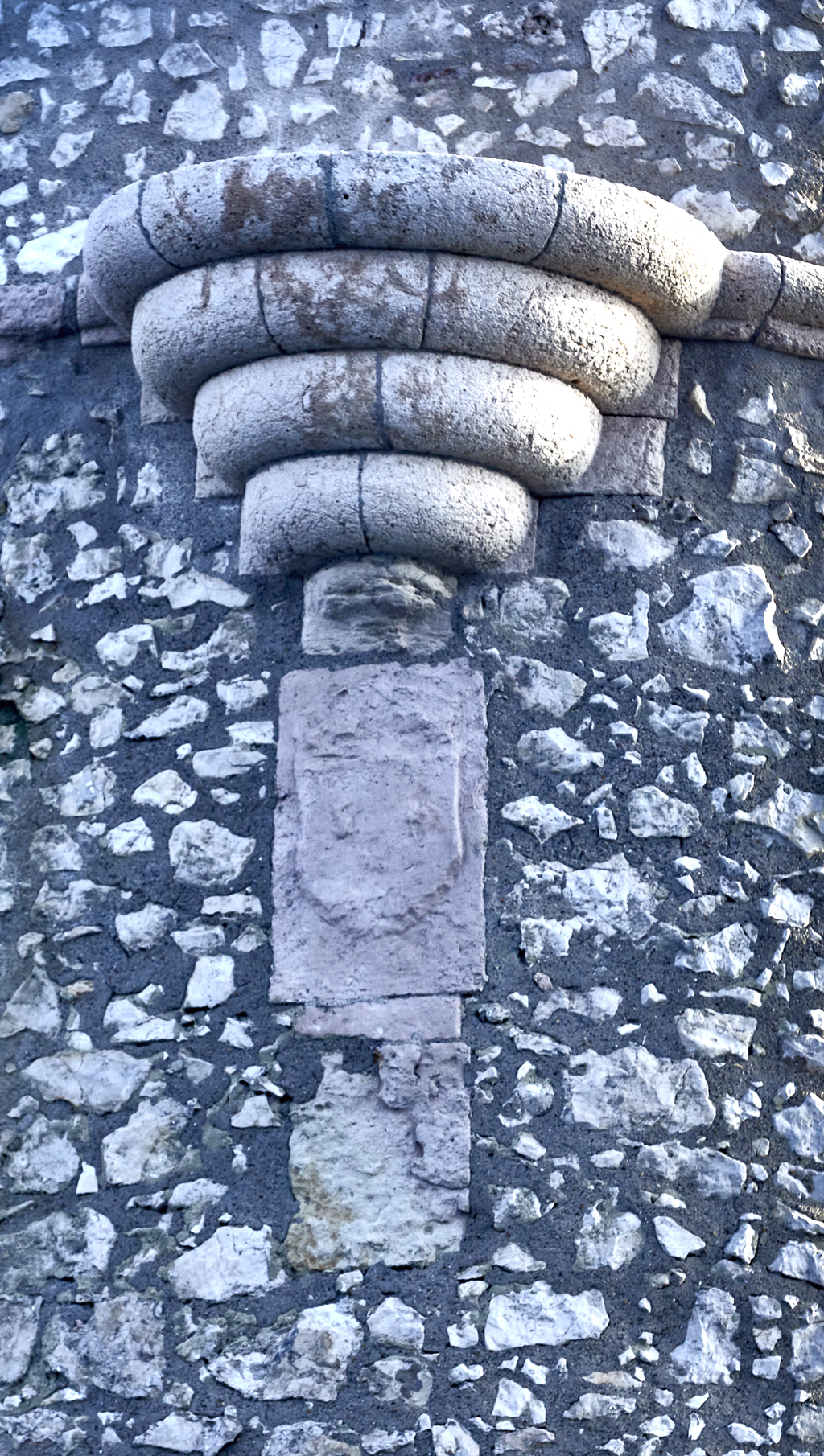 Bastion nord-est (12), détail cul-de-lampe de guérite et cartouche blasonné