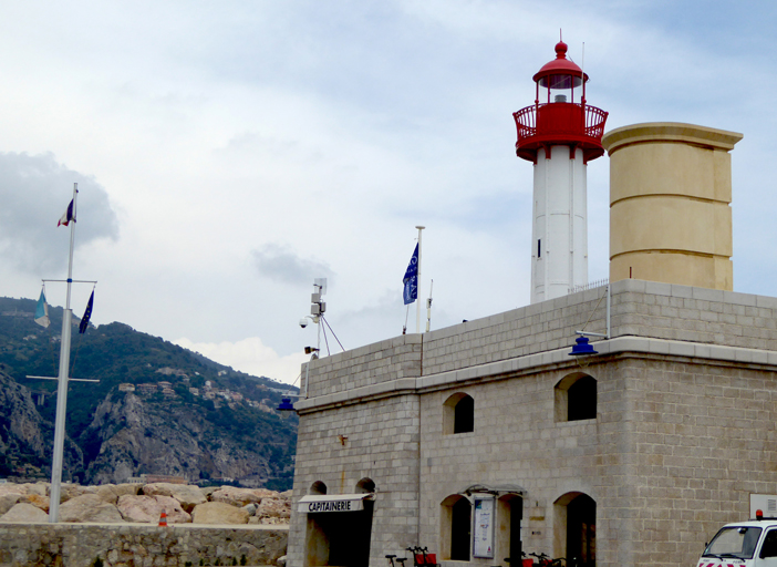 Port dit vieux-port de Menton.