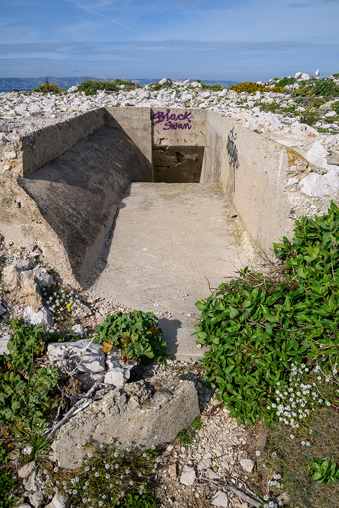 Batterie sudwall, 1ere cuve à casemate abri Regelbau M 158 , escalier d'accès arrière de la casemate 