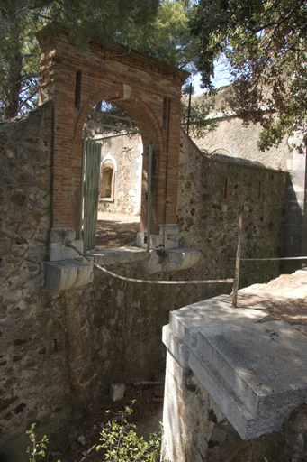 Enceinte, front d'entrée, détail la porte à pont-levis avec corbeaux du tablier et culée.