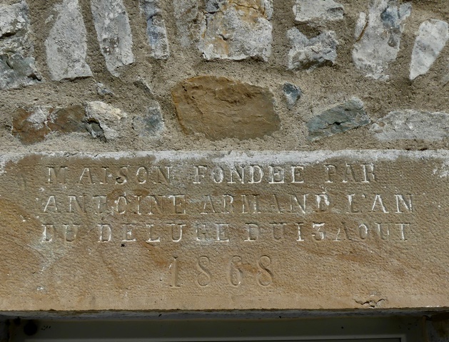 Linteau avec inscription « MAISON FONDEE PAR ANTOINE ARMAND L'AN DU DELUGE DU 13 AOUT 1868 ». Ferme aux Millets.
