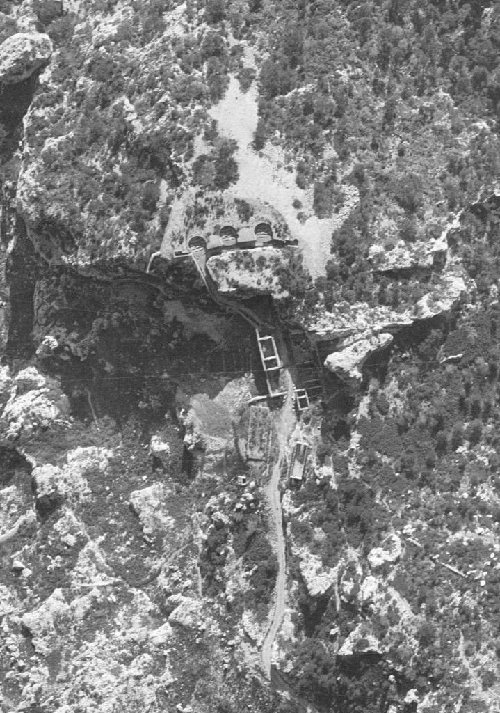 [Vue aérienne verticale de la batterie de Figuerolles], 1960. Détail.