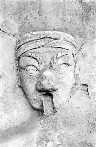 Fontaine. Face antérieure. Mascaron droit.