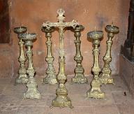 garniture d'autel (N° 1) composée de 6 chandeliers d'autel à broche et d'une croix d'autel