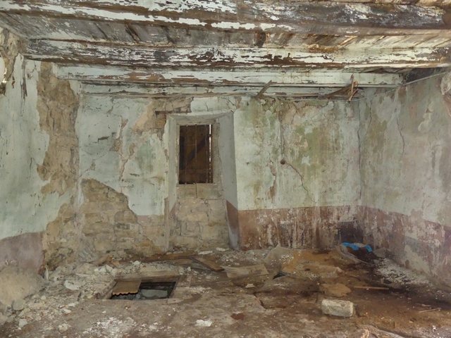 Bâtiment principal. Rez-de-chaussée surélevé, chambre nord-ouest. Vue de volume prise du sud.
