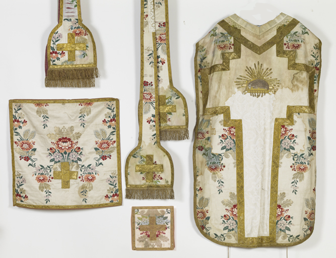 ensemble de vêtements liturgiques (N° 3) : chasuble, voile de calice, bourse de corporal, étole, manipule (ornement blanc)