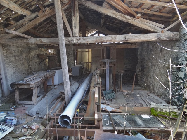 Bâtiment de la scierie. Rez-de-chaussée surélevé, atelier. Vue de volume prise du nord.