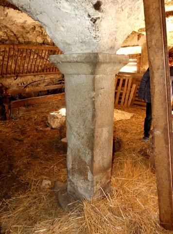 Pilier central de la voûte d'arêtes d'un étable, ferme dite Armand.