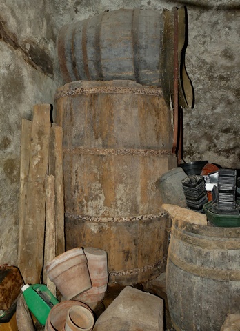 Bâtiment du logis. Etage de soubassement, cellier central. Cuve vinaire.