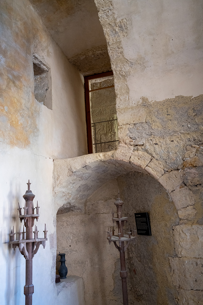 Détail intérieur du corps de caserne, 1ere travée de casemate de casernement à gauche de l'escalier central, 2 étages sans plancher intermédiaire et porte du second vers l'escalier