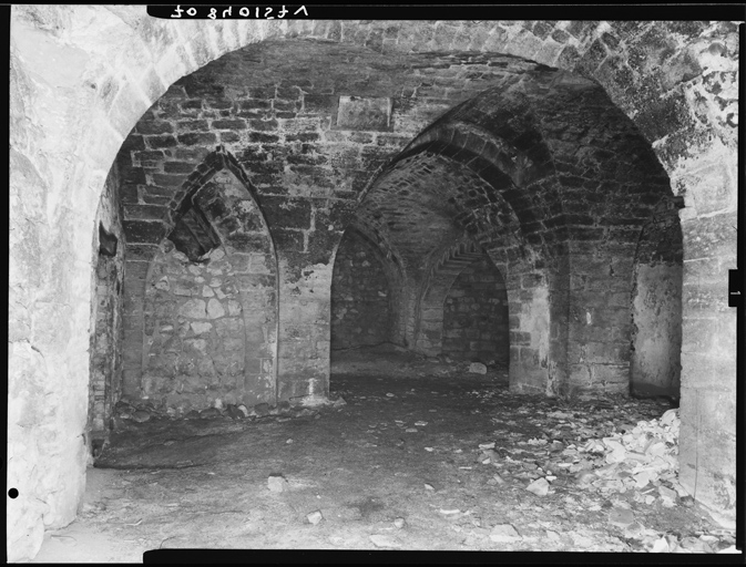 Cave, vue d'ensemble d'est en ouest.