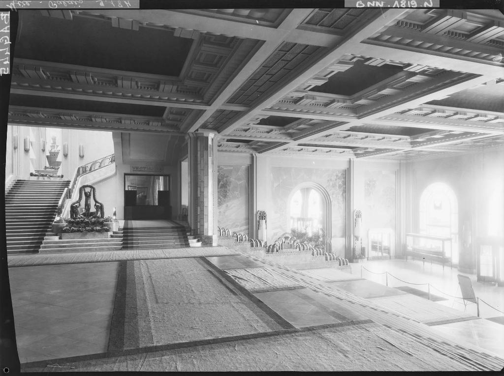 casino dit Palais de la Méditerranée, actuellement casino et hôtel de voyageurs dits Palais de la Méditerranée