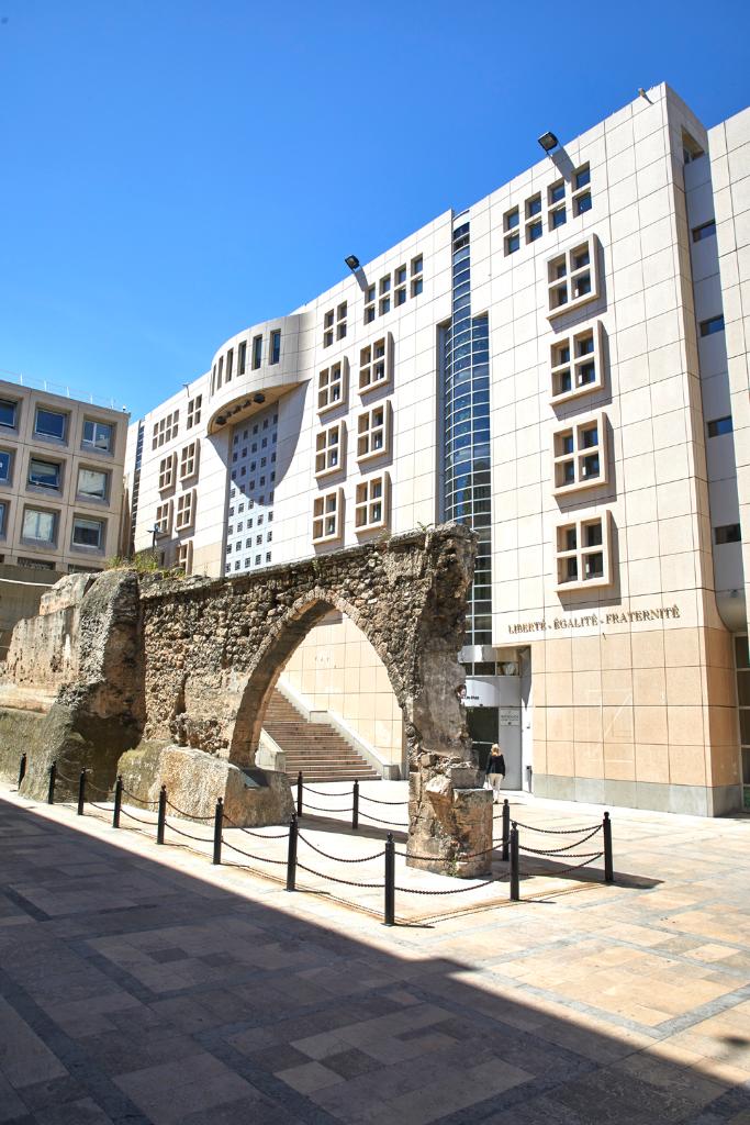 Vue partielle de la place de l'Aqueduc et des vestiges de l'ancien aqueduc.