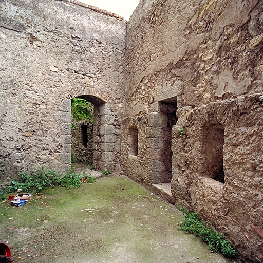 Enceinte 6 - 7. Chemin de ronde, traverse, créneaux et porte d'échauguette.