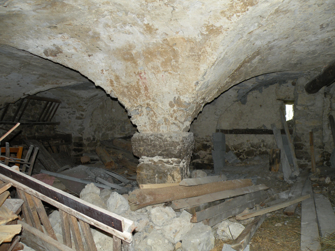 Etable en étage de soubassement, couvrement en voûte d'arêtes. Les Bastides.