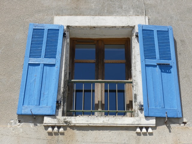 Elévation sud, deuxième niveau. Fenêtre avec encadrement façonné à gouttes pendantes, équipée de contrevents à persiennes hautes.