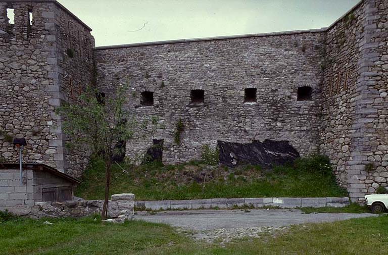 Front sud-est. Courtine et embrasures de la galerie 8 avec, à droite, le demi-bastion 34.