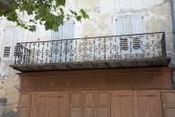 Village. Place Charles-Panier, parcelle G 131. Maison à balcon avec garde-corps en fonte de fer.