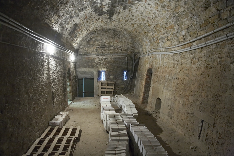 Bastion 2: casemate de flanc gauche : à droite, ancienne contrescarpe crénelée.